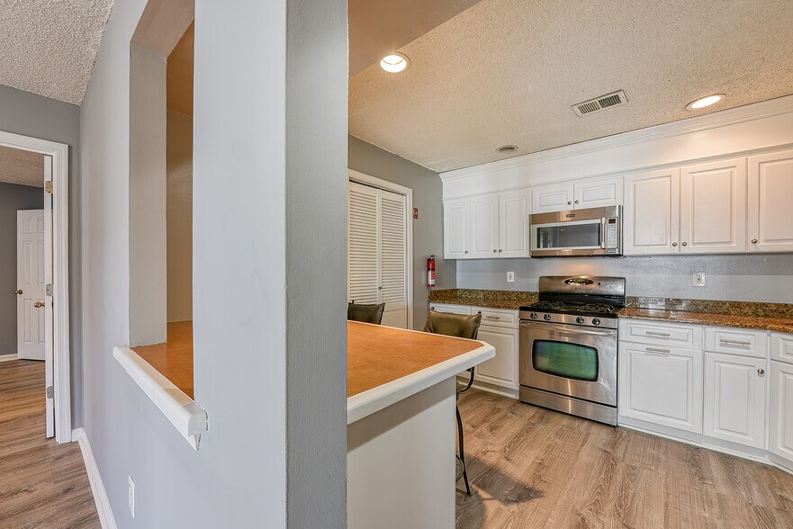 Building Photo - 45 Tulip Ln