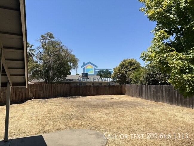 Building Photo - 1321 Woodside Dr