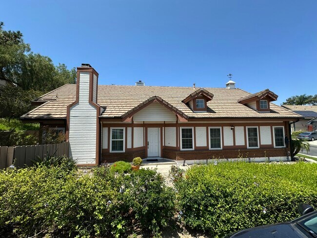 Building Photo - 898 English Holly Ln
