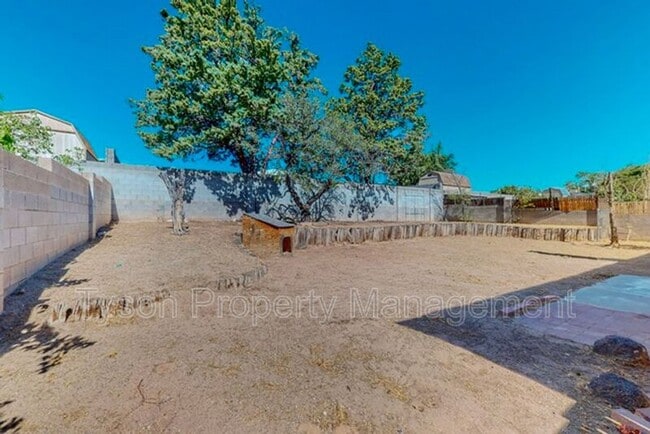 Building Photo - 5516 Cancelar Dr NE