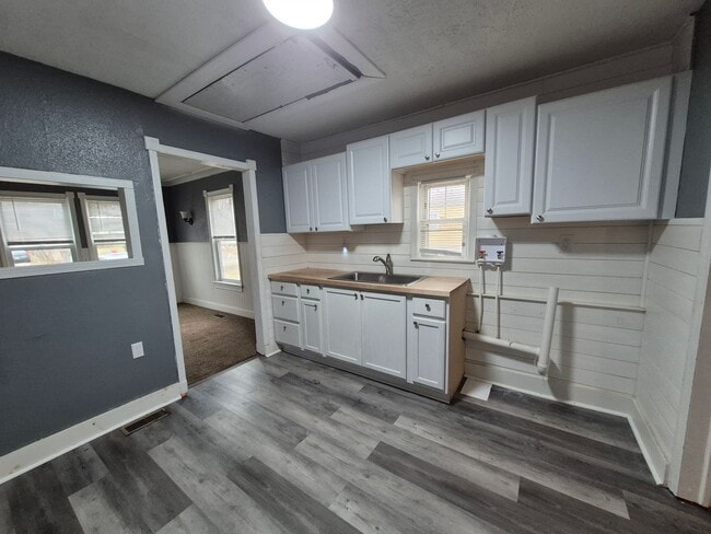 Building Photo - Cozy 2-Bedroom on quiet street