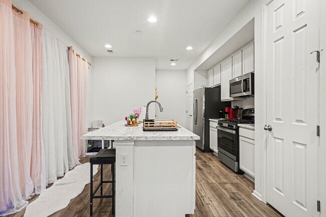 Building Photo - Available April 2026! 2 bed 2.5 bath townhouse!