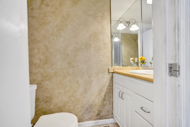 Building Photo - 6289 Bay Club Dr