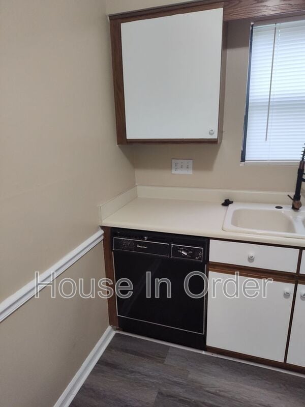 Building Photo - 301 Abbey Cir