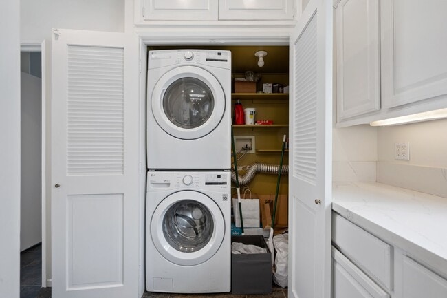 Building Photo - One bedroom home available now in prime So...