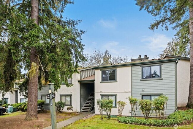 Building Photo - Spacious 2-Bedroom Ground Floor Condo with Private Yard in Kirkland