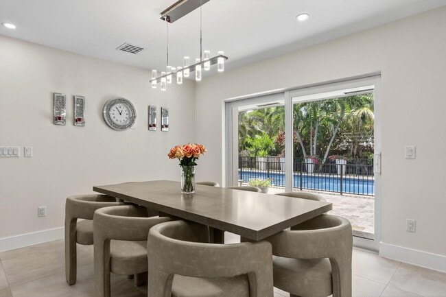 Building Photo - 600 NE 4th St