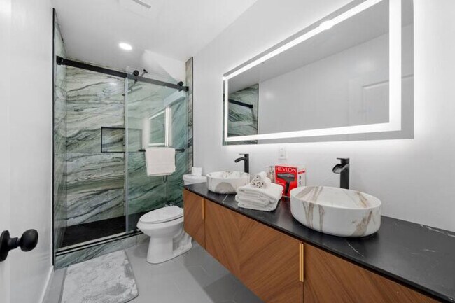 Building Photo - 5048 Bluff Pl