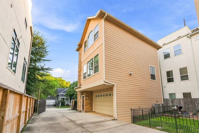 Building Photo - 1714 Ovid St