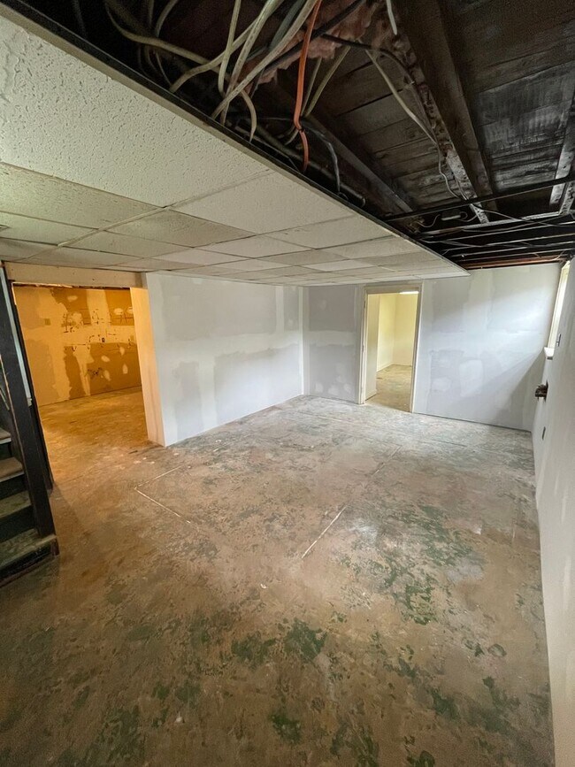 Building Photo - Beautiful 4 Bedroom 1.5 Bath in Marietta !