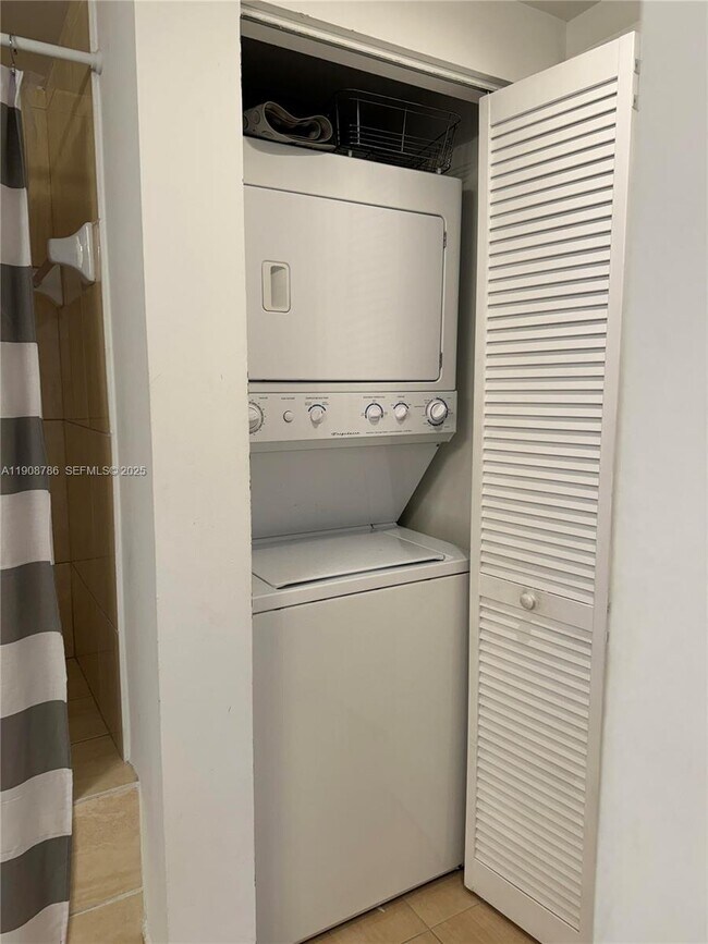 Building Photo - 1750 N Bayshore Dr