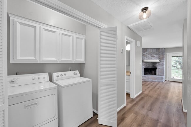Building Photo - 3843 Knollcrest Dr