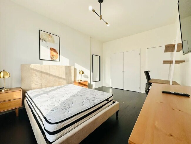 Building Photo - Furnished room/NOT APARTMENT