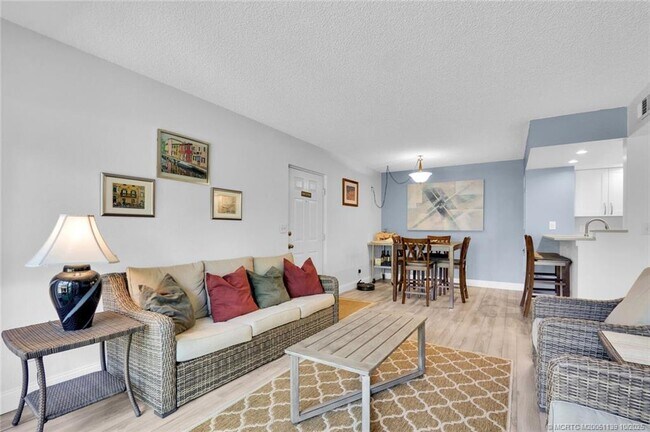 Building Photo - 1504 SE Royal Green Cir