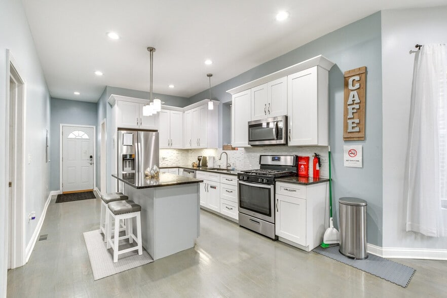 Building Photo - 4904 W Fulton St