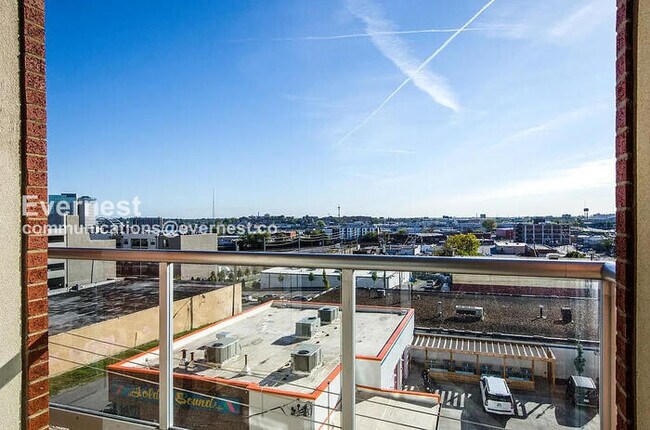 Building Photo - 1 Bed/2 Bath Condo with Garage / Pet-Friendly / Available Now!