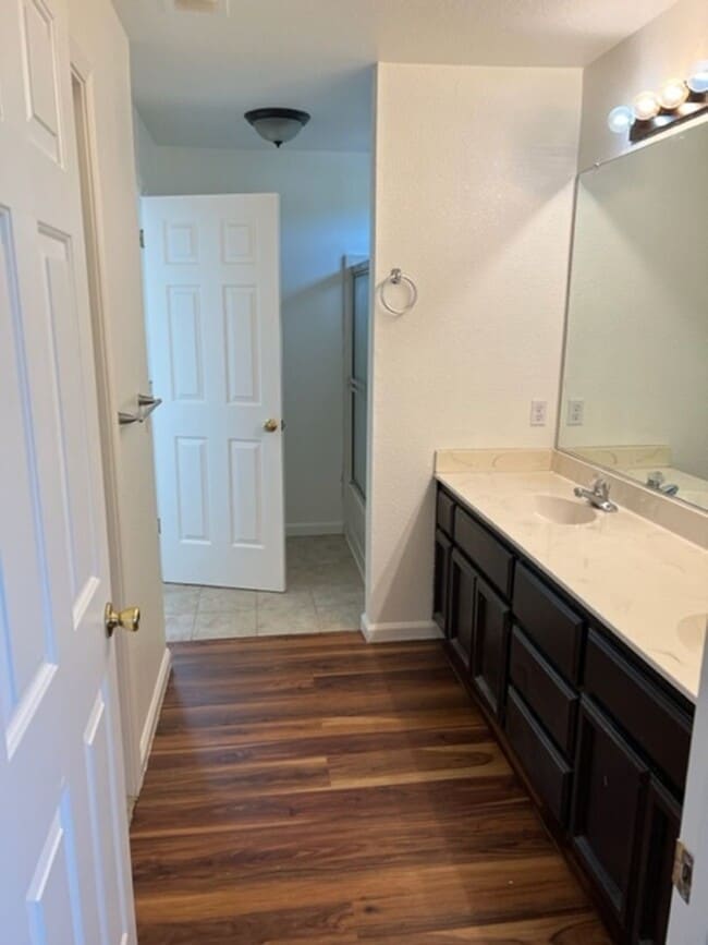 Building Photo - Spacious house in Elk Grove!