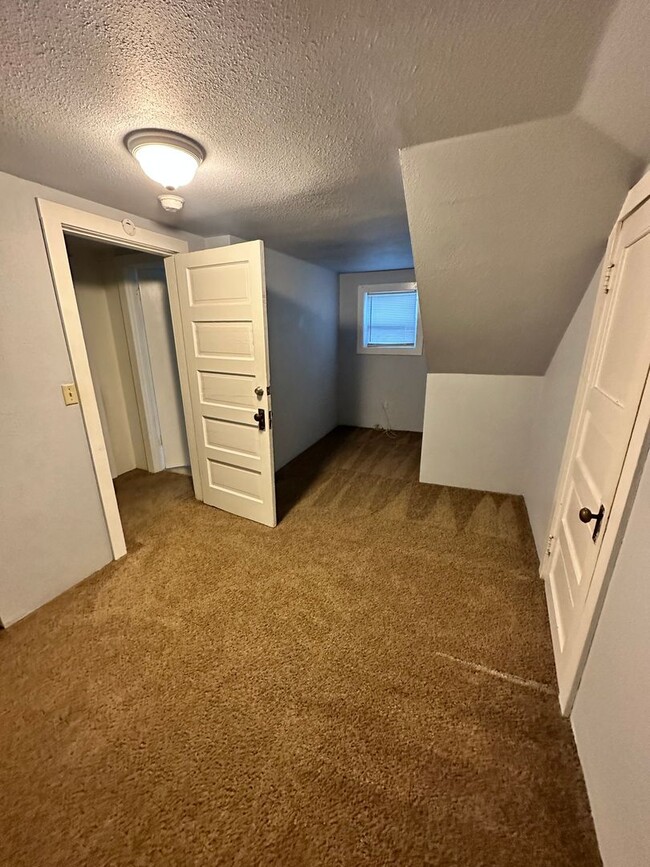 Building Photo - Great 5 Bedroom + 2 Bath House with Flexib...