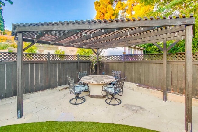 Building Photo - Rare, fully updated, private cul-de-sac one-story single-family house