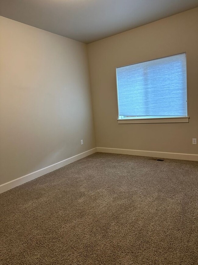 Building Photo - Cozy 3 Bed, 2 Bath Home located on the Eastside of Bend!