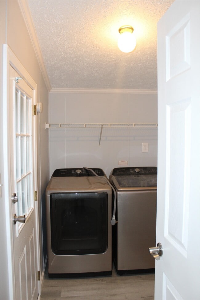 Building Photo - 6 Laura Ln