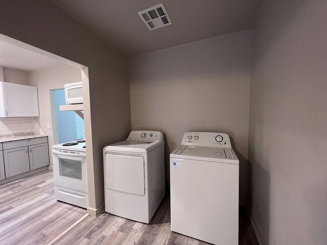 Building Photo - Adorable 1 bedroom Studio duplex