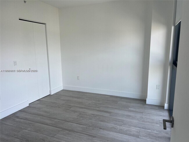 Building Photo - 121 NE 34th St