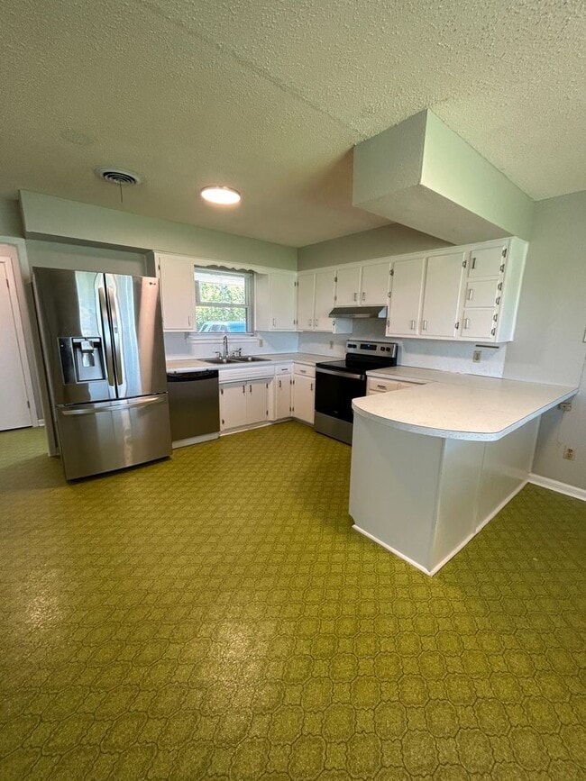 Building Photo - 3-bedroom, 1.5-bath in the MacArthur Schoo...