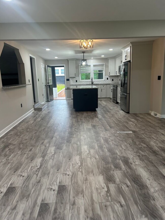 Building Photo - 5/3 Home Available Now!