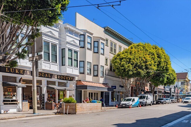 Building Photo - Union Street - Spacious & Bright Top Floor, Corner Unit