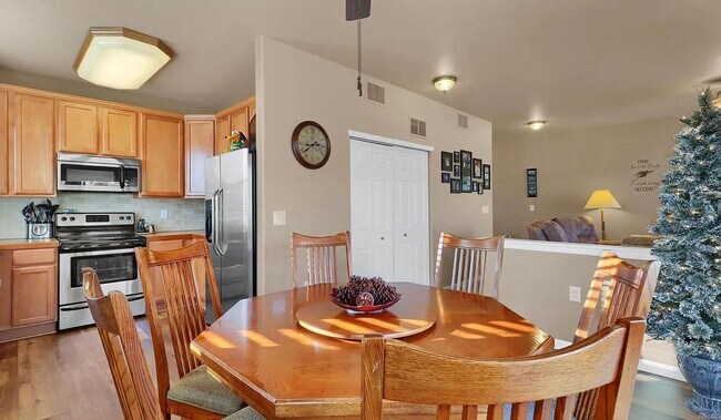 Building Photo - Quiet & Clean 2 bed / 2 bath Condo with Garage