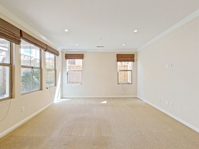 Building Photo - Desirable 3 bedroom Townhouse in the heart...
