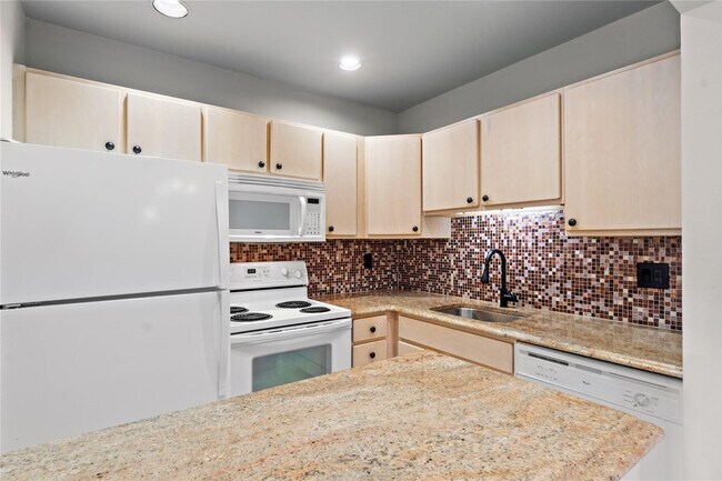 Building Photo - 140 Cypress Club Dr