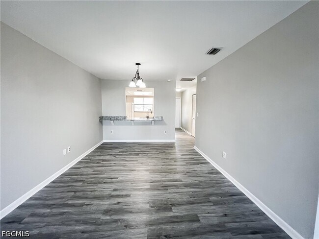 Building Photo - 4530 SW 10th Ave