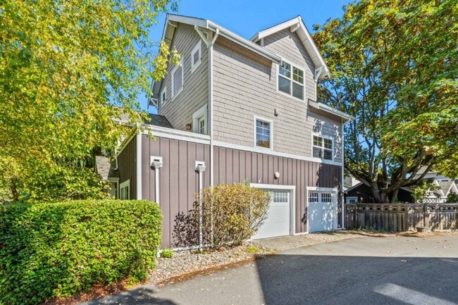 Building Photo - 2bd/1.75Ba Seattle Townhouse
