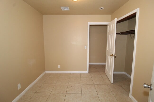 Building Photo - 709 N 12th Pl