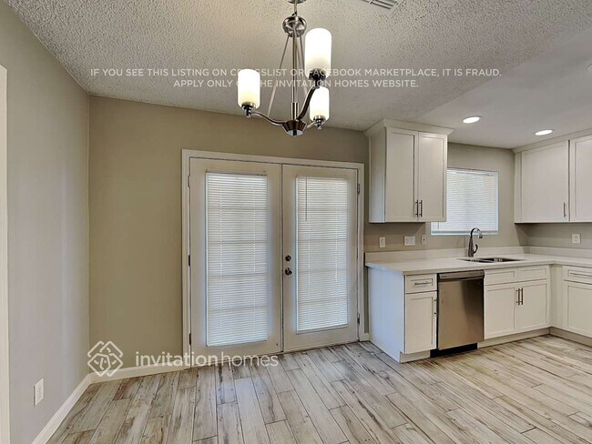 Building Photo - 1026 W Danbury Dr