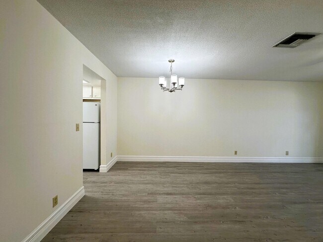 Building Photo - 2966 Ashley Dr E