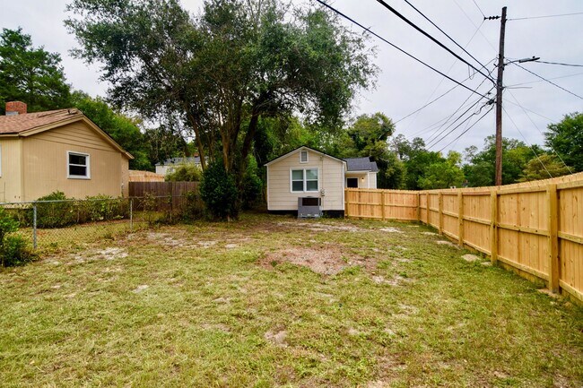 Building Photo - Modern Comfort with Timeless Cozy Charm and a fenced-in yard!
