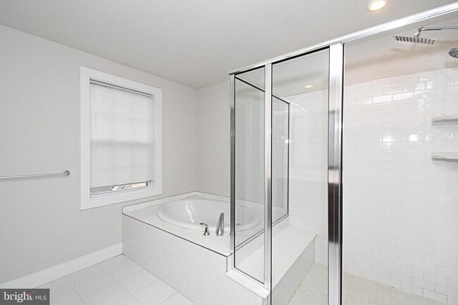 Building Photo - 136 Iron Hill Way