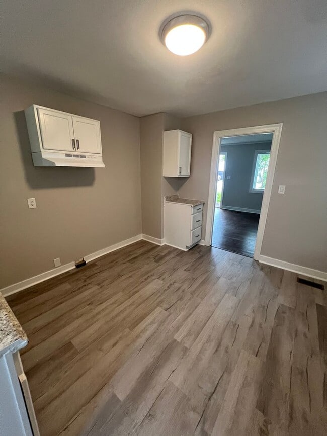 Building Photo - Remodeled 2 Bedroom in Camp North End area