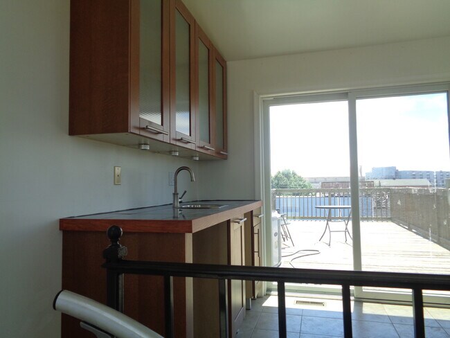 Building Photo - 2727 Hudson St