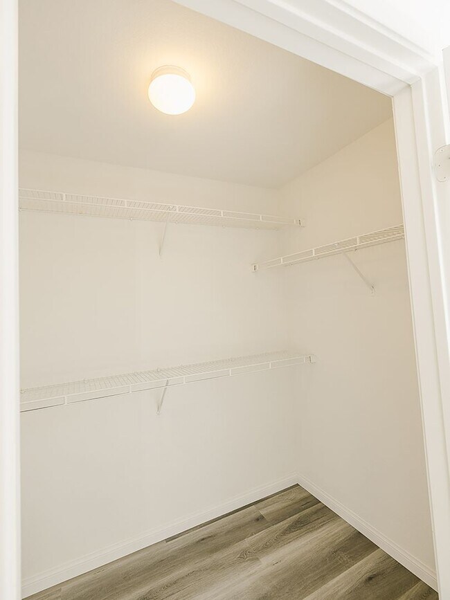 Building Photo - 2 Bedroom, 2 Full Bath Newly Renovated Con...