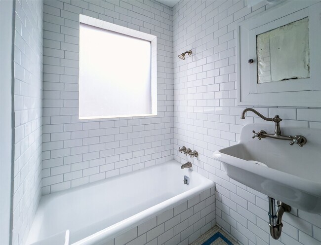 Building Photo - 1609 Kipling St