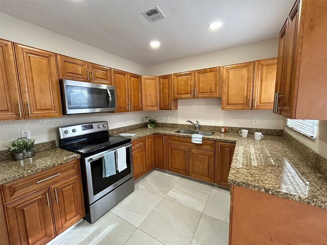 Building Photo - 610 E 8th Ave