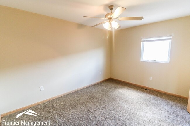 Building Photo - Amazing 3 bedroom 2.5 bathroom duplex in a...
