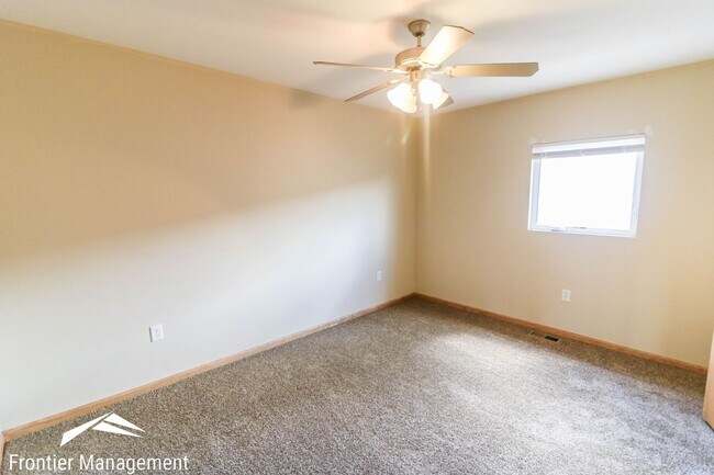 Building Photo - Amazing 3 bedroom 2.5 bathroom duplex in a quiet neighborhood!