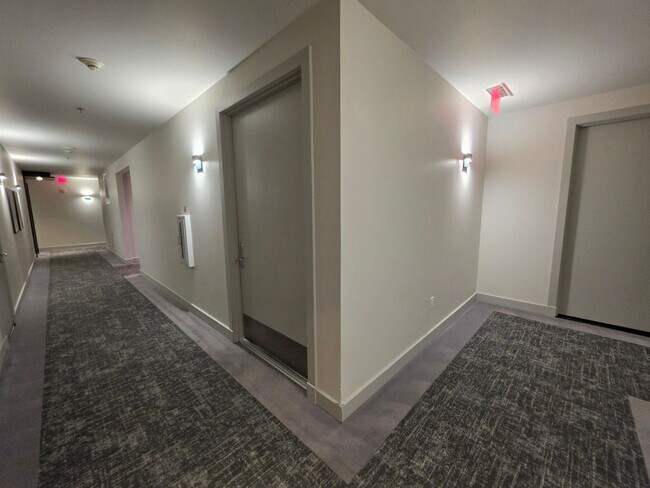 Building Photo - Fantastice High Rise with Full City Views!