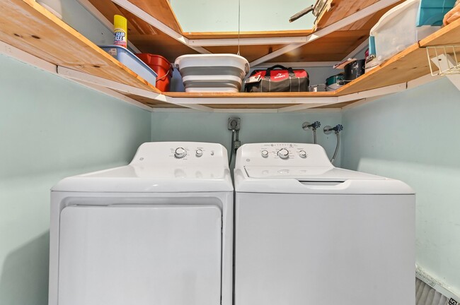 Building Photo - 302 Capri Dr