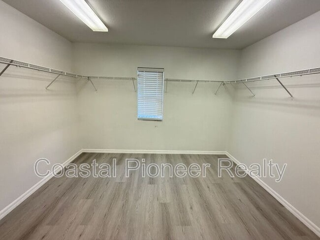 Building Photo - 10337 Stratford Pointe Ave